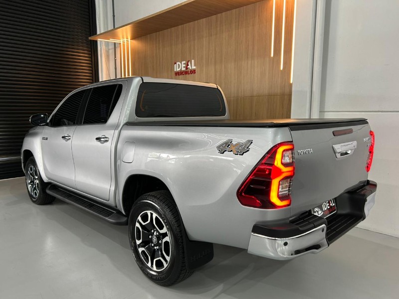 TOYOTA HILUX 2.8 SRX 4X4 CD 16V DIESEL 4P AUTOMÁTICO 2023/2023 IDEAL VEÍCULOS LAJEADO / Carros no Vale