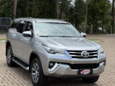 TOYOTA HILUX SW4 2.8 D-4D TURBO DIESEL SRX 4X4 AUTOMÁTICO 2017/2018 NEURI VEÍCULOS LAJEADO / Carros no Vale
