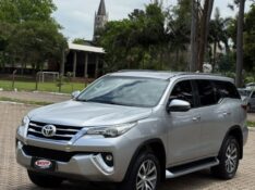 TOYOTA HILUX SW4 2.8 D-4D TURBO DIESEL SRX 4X4 AUTOMÁTICO 2017/2018 NEURI VEÍCULOS LAJEADO / Carros no Vale
