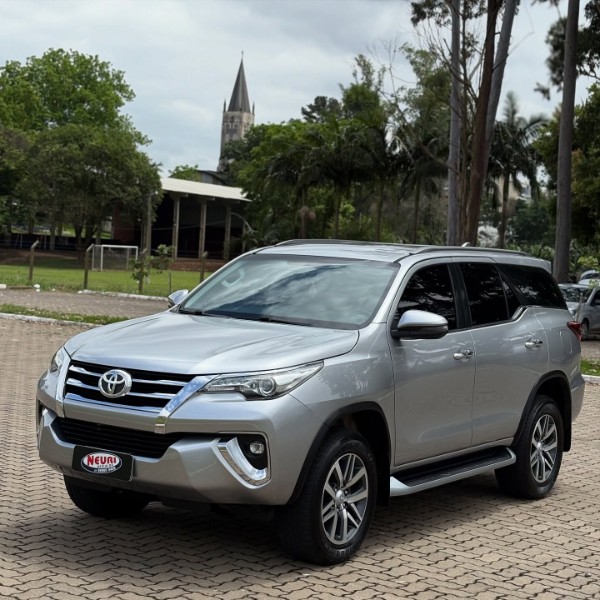 TOYOTA HILUX SW4 2.8 D-4D TURBO DIESEL SRX 4X4 AUTOMÁTICO 2017/2018 NEURI VEÍCULOS LAJEADO / Carros no Vale TOYOTA HILUX SW4 2.8 D-4D TURBO DIESEL SRX 4X4 AUTOMÁTICO 2017/2018 NEURI VEÍCULOS LAJEADO / Carros no Vale
