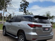 TOYOTA HILUX SW4 2.8 D-4D TURBO DIESEL SRX 4X4 AUTOMÁTICO 2017/2018 NEURI VEÍCULOS LAJEADO / Carros no Vale