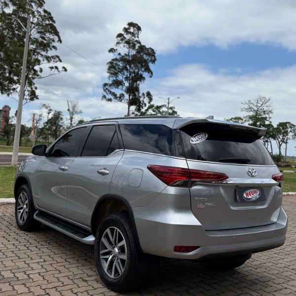 TOYOTA HILUX SW4 2.8 D-4D TURBO DIESEL SRX 4X4 AUTOMÁTICO 2017/2018 NEURI VEÍCULOS LAJEADO / Carros no Vale TOYOTA HILUX SW4 2.8 D-4D TURBO DIESEL SRX 4X4 AUTOMÁTICO 2017/2018 NEURI VEÍCULOS LAJEADO / Carros no Vale