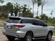 TOYOTA HILUX SW4 2.8 D-4D TURBO DIESEL SRX 4X4 AUTOMÁTICO 2017/2018 NEURI VEÍCULOS LAJEADO / Carros no Vale