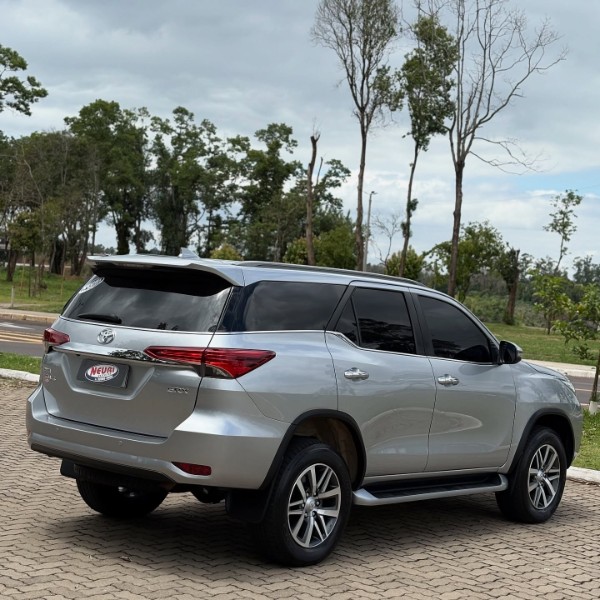 TOYOTA HILUX SW4 2.8 D-4D TURBO DIESEL SRX 4X4 AUTOMÁTICO 2017/2018 NEURI VEÍCULOS LAJEADO / Carros no Vale TOYOTA HILUX SW4 2.8 D-4D TURBO DIESEL SRX 4X4 AUTOMÁTICO 2017/2018 NEURI VEÍCULOS LAJEADO / Carros no Vale