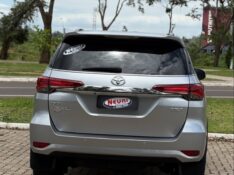 TOYOTA HILUX SW4 2.8 D-4D TURBO DIESEL SRX 4X4 AUTOMÁTICO 2017/2018 NEURI VEÍCULOS LAJEADO / Carros no Vale