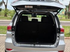 TOYOTA HILUX SW4 2.8 D-4D TURBO DIESEL SRX 4X4 AUTOMÁTICO 2017/2018 NEURI VEÍCULOS LAJEADO / Carros no Vale