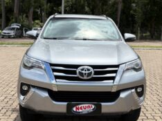TOYOTA HILUX SW4 2.8 D-4D TURBO DIESEL SRX 4X4 AUTOMÁTICO 2017/2018 NEURI VEÍCULOS LAJEADO / Carros no Vale