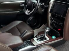 TOYOTA HILUX SW4 2.8 D-4D TURBO DIESEL SRX 4X4 AUTOMÁTICO 2017/2018 NEURI VEÍCULOS LAJEADO / Carros no Vale
