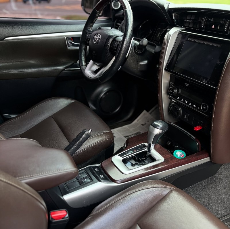 TOYOTA HILUX SW4 2.8 D-4D TURBO DIESEL SRX 4X4 AUTOMÁTICO 2017/2018 NEURI VEÍCULOS LAJEADO / Carros no Vale TOYOTA HILUX SW4 2.8 D-4D TURBO DIESEL SRX 4X4 AUTOMÁTICO 2017/2018 NEURI VEÍCULOS LAJEADO / Carros no Vale