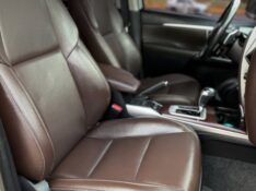 TOYOTA HILUX SW4 2.8 D-4D TURBO DIESEL SRX 4X4 AUTOMÁTICO 2017/2018 NEURI VEÍCULOS LAJEADO / Carros no Vale