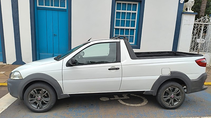 FIAT STRADA 1.4 MPI HARD WORKING CS 8V FLEX 2P MANUAL 2016/2016 ADRIANO VEÍCULOS CRUZEIRO DO SUL / Carros no Vale