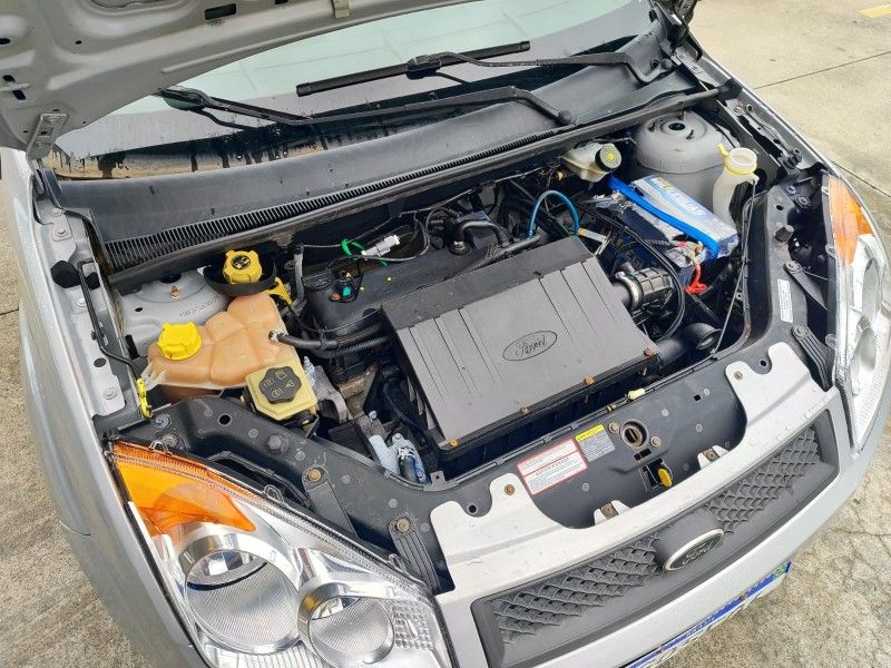 FORD FIESTA 1.0 MPI CLASS HATCH 8V 2009/2010 HUBNER MULTIMARCAS FARROUPILHA / Carros no Vale