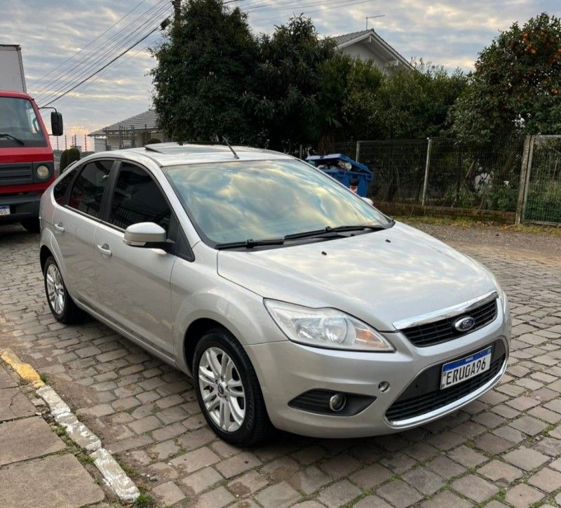 FORD FOCUS 2.0 GHIA 16V 2011/2011 HUBNER MULTIMARCAS FARROUPILHA / Carros no Vale
