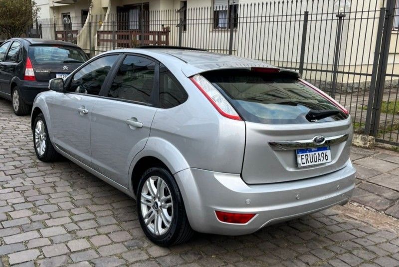 FORD FOCUS 2.0 GHIA 16V 2011/2011 HUBNER MULTIMARCAS FARROUPILHA / Carros no Vale