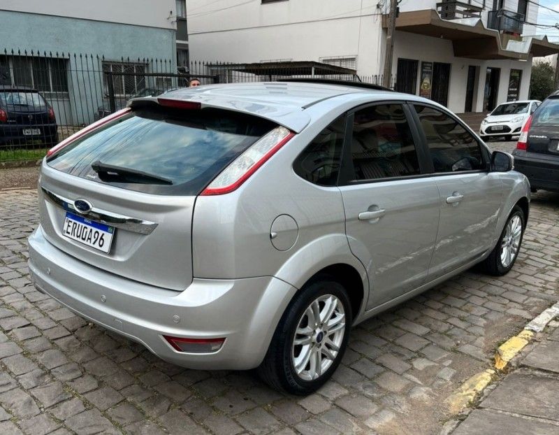 FORD FOCUS 2.0 GHIA 16V 2011/2011 HUBNER MULTIMARCAS FARROUPILHA / Carros no Vale
