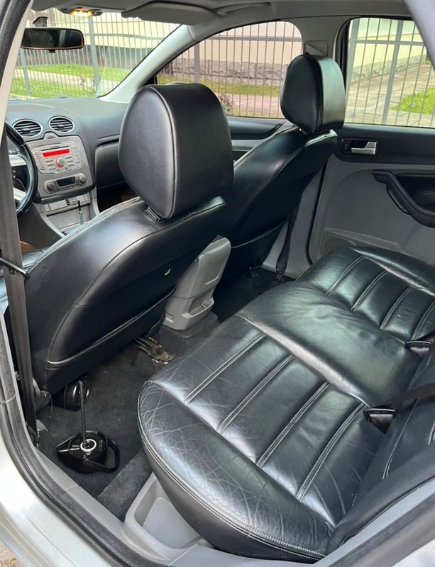 FORD FOCUS 2.0 GHIA 16V 2011/2011 HUBNER MULTIMARCAS FARROUPILHA / Carros no Vale