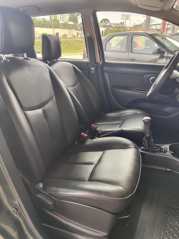 NISSAN LIVINA 1.6 X-GEAR 16V 2010/2010 HUBNER MULTIMARCAS FARROUPILHA / Carros no Vale