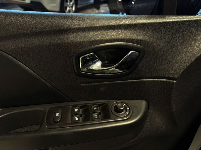 Renault Captur Life 1.6 16v 2018/2019 SIM VEÍCULOS PORTO ALEGRE / Carros no Vale