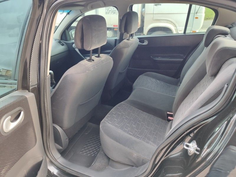 RENAULT MÉGANE 1.6 DYNAMIQUE 16V 2010/2010 HUBNER MULTIMARCAS FARROUPILHA / Carros no Vale