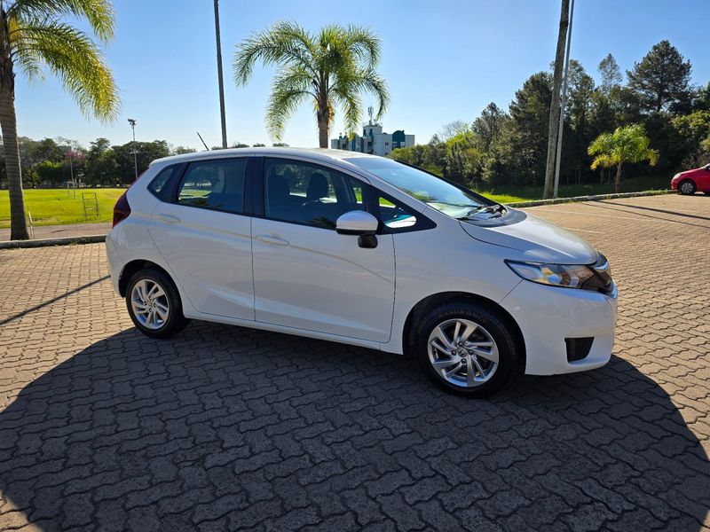Honda Fit LX 1.5 Flexone 16V Mec. 2015/2016 AUTO NÍVEL VEÍCULOS SANTA CRUZ DO SUL / Carros no Vale Honda Fit LX 1.5 Flexone 16V Mec. 2015/2016 AUTO NÍVEL VEÍCULOS SANTA CRUZ DO SUL / Carros no Vale