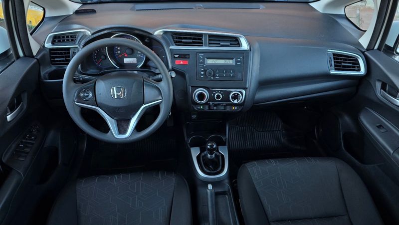 Honda Fit LX 1.5 Flexone 16V Mec. 2015/2016 AUTO NÍVEL VEÍCULOS SANTA CRUZ DO SUL / Carros no Vale Honda Fit LX 1.5 Flexone 16V Mec. 2015/2016 AUTO NÍVEL VEÍCULOS SANTA CRUZ DO SUL / Carros no Vale