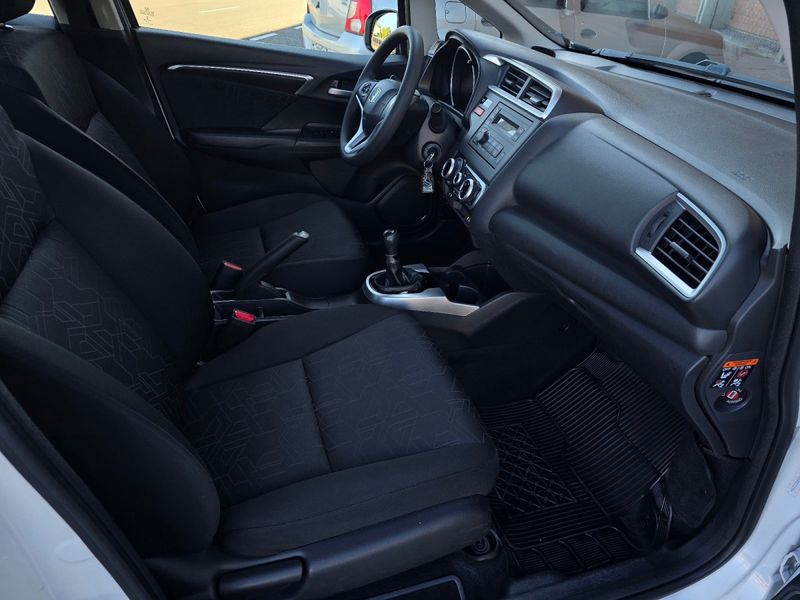 Honda Fit LX 1.5 Flexone 16V Mec. 2015/2016 AUTO NÍVEL VEÍCULOS SANTA CRUZ DO SUL / Carros no Vale Honda Fit LX 1.5 Flexone 16V Mec. 2015/2016 AUTO NÍVEL VEÍCULOS SANTA CRUZ DO SUL / Carros no Vale