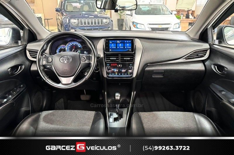 TOYOTA YARIS 1.5 XS CONNECT SEDAN 16V 2022/2023 GARCEZ VEÍCULOS BENTO GONÇALVES / Carros no Vale