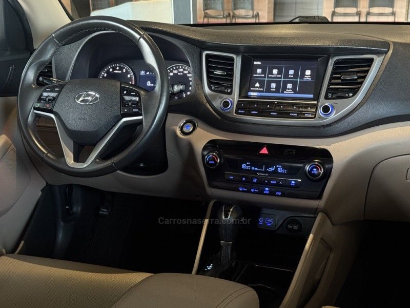 HYUNDAI TUCSON 1.6 GLS TURBO 2017/2018 GRIFFCAR MULTIMARCAS DOIS IRMÃOS / Carros no Vale HYUNDAI TUCSON 1.6 GLS TURBO 2017/2018 GRIFFCAR MULTIMARCAS DOIS IRMÃOS / Carros no Vale