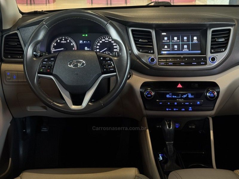 HYUNDAI TUCSON 1.6 GLS TURBO 2017/2018 GRIFFCAR MULTIMARCAS DOIS IRMÃOS / Carros no Vale HYUNDAI TUCSON 1.6 GLS TURBO 2017/2018 GRIFFCAR MULTIMARCAS DOIS IRMÃOS / Carros no Vale