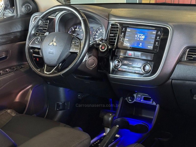MITSUBISHI OUTLANDER 2.2 4X4 16V 2015/2016 GRIFFCAR MULTIMARCAS DOIS IRMÃOS / Carros no Vale
