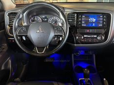 MITSUBISHI OUTLANDER 2.2 4X4 16V 2015/2016 GRIFFCAR MULTIMARCAS DOIS IRMÃOS / Carros no Vale