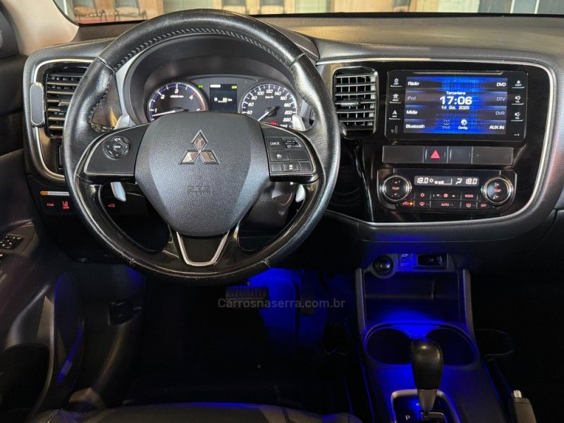 MITSUBISHI OUTLANDER 2.2 4X4 16V 2015/2016 GRIFFCAR MULTIMARCAS DOIS IRMÃOS / Carros no Vale