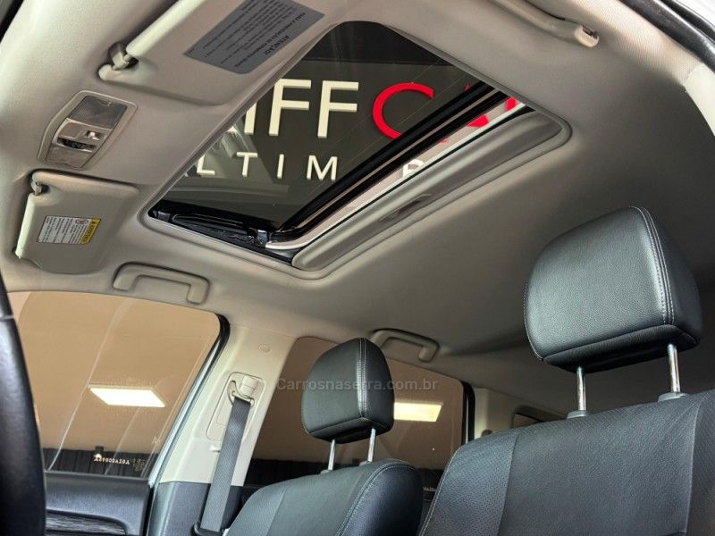 MITSUBISHI OUTLANDER 2.2 4X4 16V 2015/2016 GRIFFCAR MULTIMARCAS DOIS IRMÃOS / Carros no Vale