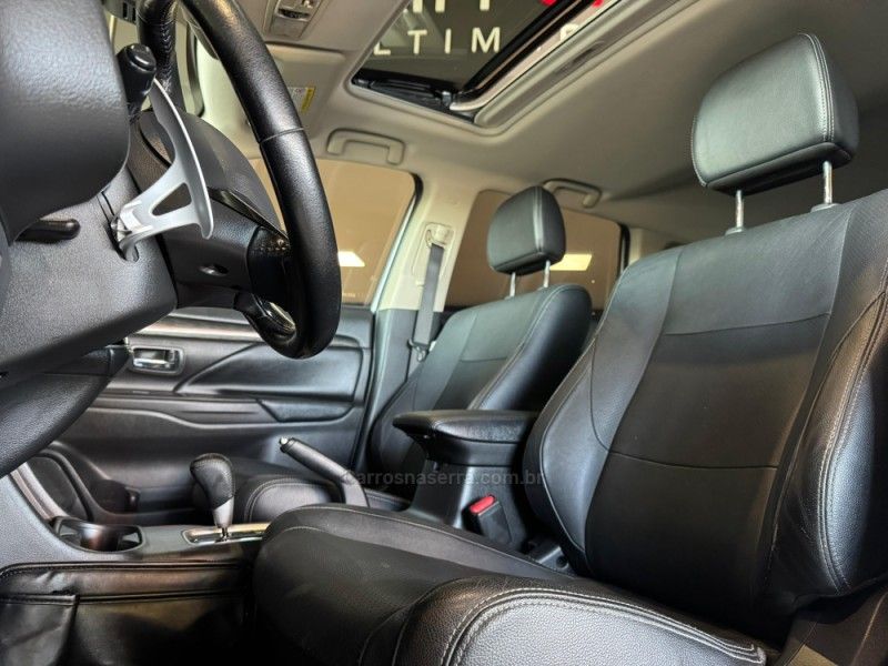 MITSUBISHI OUTLANDER 2.2 4X4 16V 2015/2016 GRIFFCAR MULTIMARCAS DOIS IRMÃOS / Carros no Vale