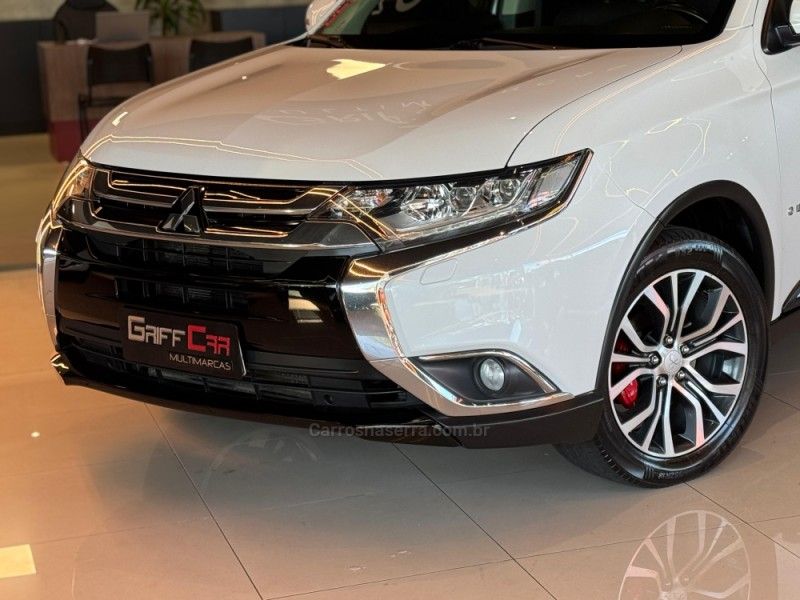MITSUBISHI OUTLANDER 2.2 4X4 16V 2015/2016 GRIFFCAR MULTIMARCAS DOIS IRMÃOS / Carros no Vale