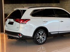 MITSUBISHI OUTLANDER 2.2 4X4 16V 2015/2016 GRIFFCAR MULTIMARCAS DOIS IRMÃOS / Carros no Vale