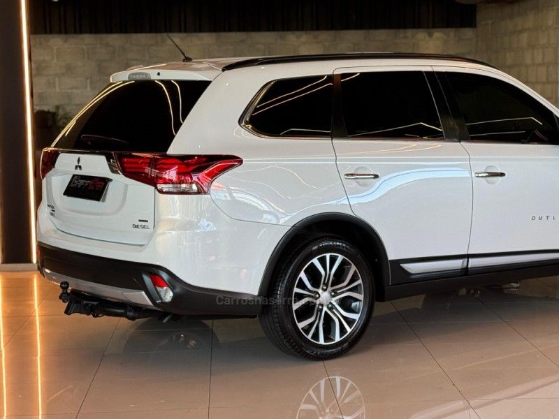 MITSUBISHI OUTLANDER 2.2 4X4 16V 2015/2016 GRIFFCAR MULTIMARCAS DOIS IRMÃOS / Carros no Vale