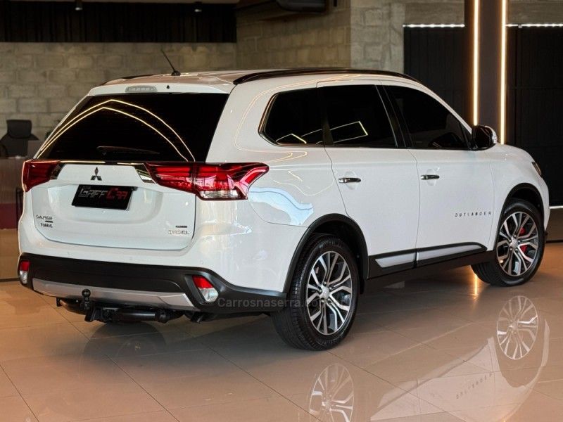 MITSUBISHI OUTLANDER 2.2 4X4 16V 2015/2016 GRIFFCAR MULTIMARCAS DOIS IRMÃOS / Carros no Vale