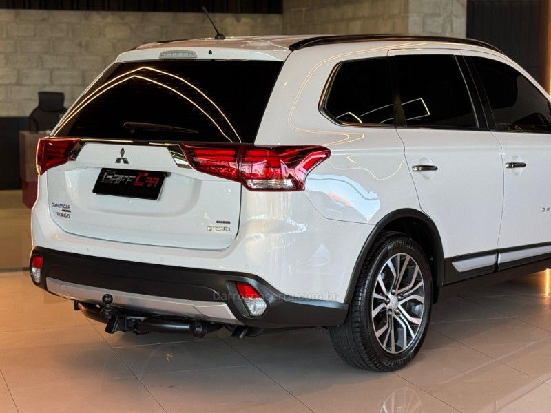 MITSUBISHI OUTLANDER 2.2 4X4 16V 2015/2016 GRIFFCAR MULTIMARCAS DOIS IRMÃOS / Carros no Vale