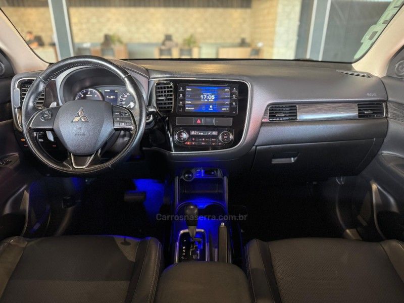 MITSUBISHI OUTLANDER 2.2 4X4 16V 2015/2016 GRIFFCAR MULTIMARCAS DOIS IRMÃOS / Carros no Vale