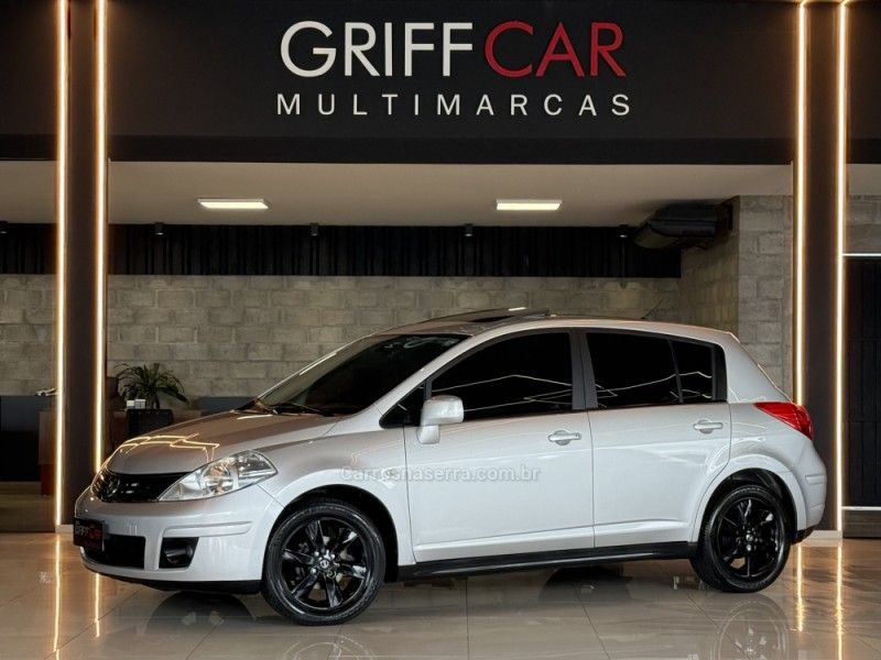 NISSAN TIIDA 1.8 SL 16V 2010/2011 GRIFFCAR MULTIMARCAS DOIS IRMÃOS / Carros no Vale NISSAN TIIDA 1.8 SL 16V 2010/2011 GRIFFCAR MULTIMARCAS DOIS IRMÃOS / Carros no Vale