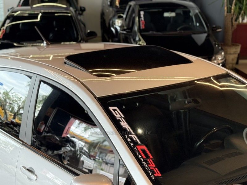 NISSAN TIIDA 1.8 SL 16V 2010/2011 GRIFFCAR MULTIMARCAS DOIS IRMÃOS / Carros no Vale NISSAN TIIDA 1.8 SL 16V 2010/2011 GRIFFCAR MULTIMARCAS DOIS IRMÃOS / Carros no Vale