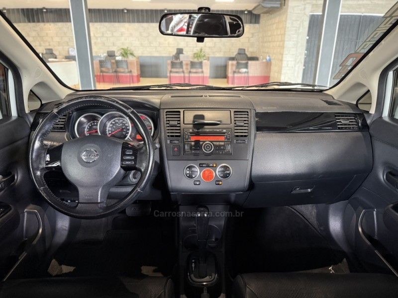 NISSAN TIIDA 1.8 SL 16V 2010/2011 GRIFFCAR MULTIMARCAS DOIS IRMÃOS / Carros no Vale NISSAN TIIDA 1.8 SL 16V 2010/2011 GRIFFCAR MULTIMARCAS DOIS IRMÃOS / Carros no Vale