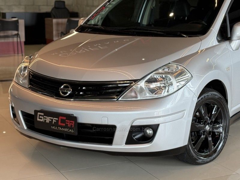 NISSAN TIIDA 1.8 SL 16V 2010/2011 GRIFFCAR MULTIMARCAS DOIS IRMÃOS / Carros no Vale NISSAN TIIDA 1.8 SL 16V 2010/2011 GRIFFCAR MULTIMARCAS DOIS IRMÃOS / Carros no Vale