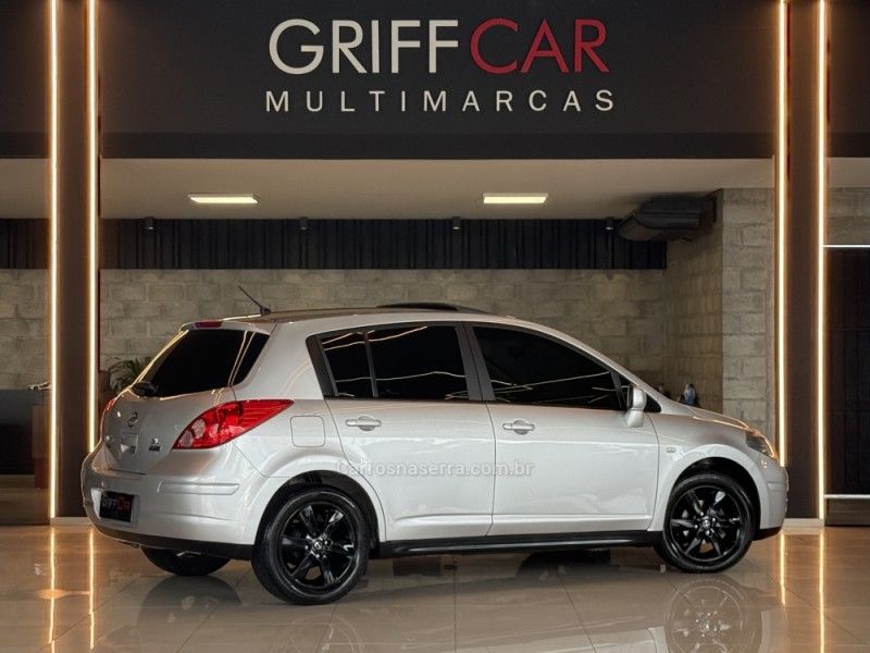 NISSAN TIIDA 1.8 SL 16V 2010/2011 GRIFFCAR MULTIMARCAS DOIS IRMÃOS / Carros no Vale NISSAN TIIDA 1.8 SL 16V 2010/2011 GRIFFCAR MULTIMARCAS DOIS IRMÃOS / Carros no Vale