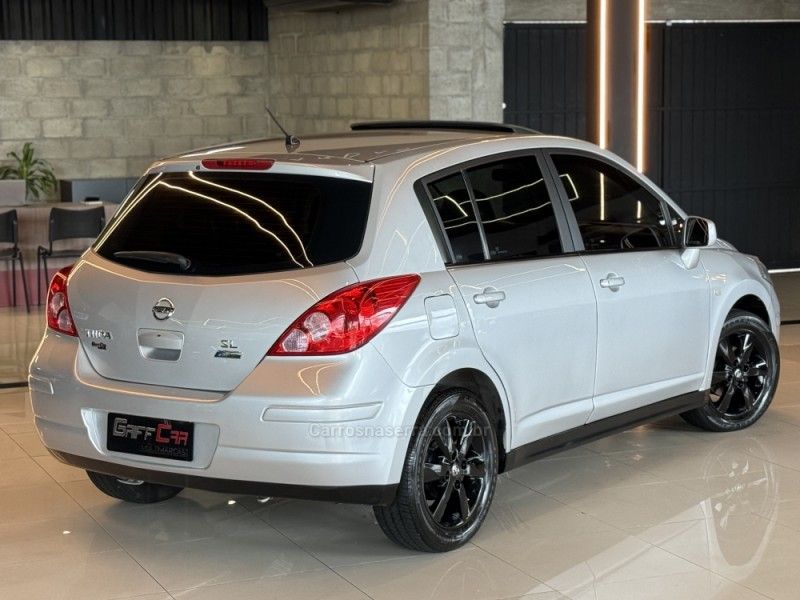 NISSAN TIIDA 1.8 SL 16V 2010/2011 GRIFFCAR MULTIMARCAS DOIS IRMÃOS / Carros no Vale NISSAN TIIDA 1.8 SL 16V 2010/2011 GRIFFCAR MULTIMARCAS DOIS IRMÃOS / Carros no Vale