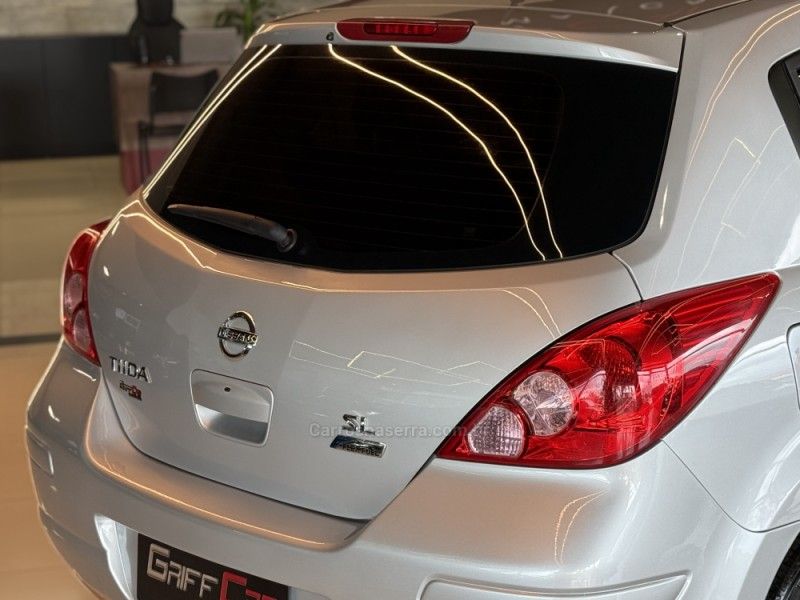NISSAN TIIDA 1.8 SL 16V 2010/2011 GRIFFCAR MULTIMARCAS DOIS IRMÃOS / Carros no Vale NISSAN TIIDA 1.8 SL 16V 2010/2011 GRIFFCAR MULTIMARCAS DOIS IRMÃOS / Carros no Vale