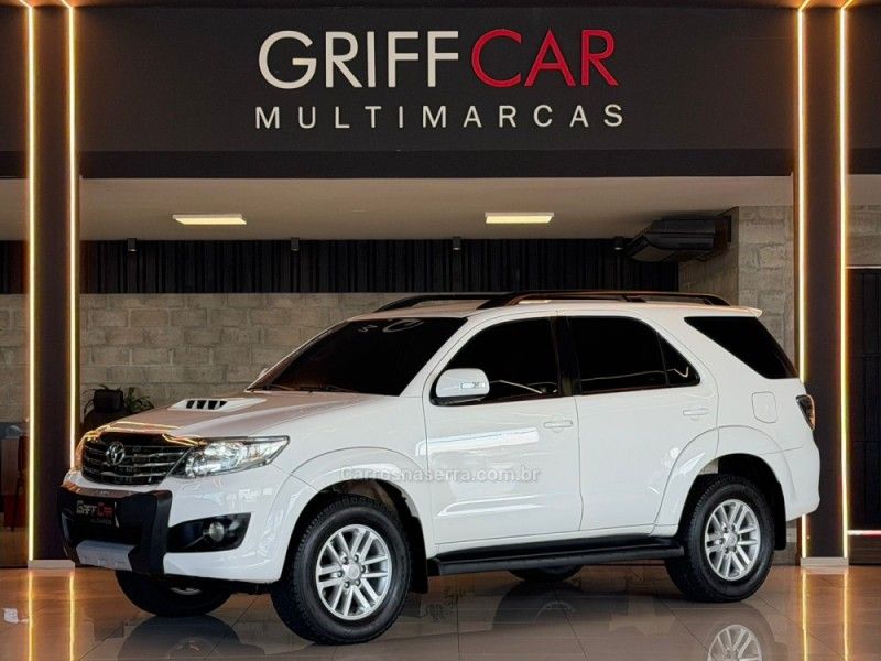 TOYOTA HILUX SW4 3.0 SRV 4X4 16V TURBO INTERCOOLER 2013/2013 GRIFFCAR MULTIMARCAS DOIS IRMÃOS / Carros no Vale TOYOTA HILUX SW4 3.0 SRV 4X4 16V TURBO INTERCOOLER 2013/2013 GRIFFCAR MULTIMARCAS DOIS IRMÃOS / Carros no Vale