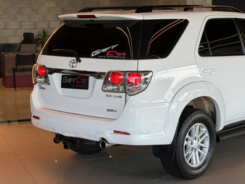 TOYOTA HILUX SW4 3.0 SRV 4X4 16V TURBO INTERCOOLER 2013/2013 GRIFFCAR MULTIMARCAS DOIS IRMÃOS / Carros no Vale TOYOTA HILUX SW4 3.0 SRV 4X4 16V TURBO INTERCOOLER 2013/2013 GRIFFCAR MULTIMARCAS DOIS IRMÃOS / Carros no Vale