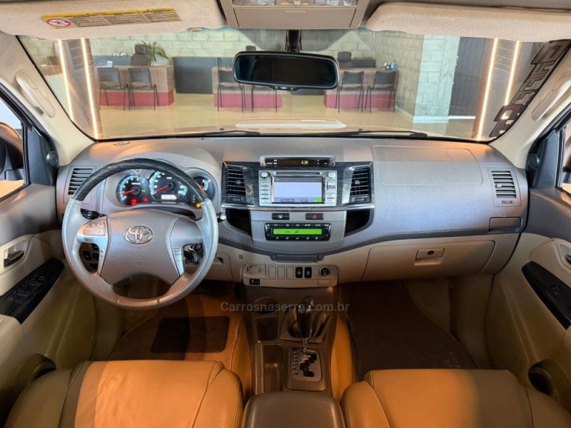 TOYOTA HILUX SW4 3.0 SRV 4X4 16V TURBO INTERCOOLER 2013/2013 GRIFFCAR MULTIMARCAS DOIS IRMÃOS / Carros no Vale TOYOTA HILUX SW4 3.0 SRV 4X4 16V TURBO INTERCOOLER 2013/2013 GRIFFCAR MULTIMARCAS DOIS IRMÃOS / Carros no Vale